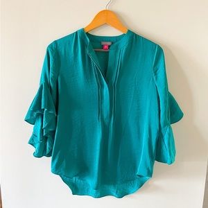 ❗️LAST CHANCE before consignment❗️ 
Vince Camuto Emerald Flutter Sleeve Top
